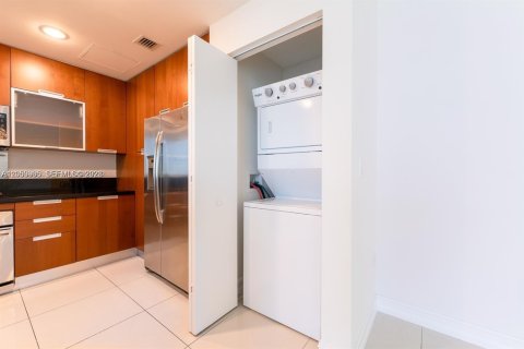 Condominio en alquiler en North Bay Village, Florida, 2 dormitorios, 162.86 m2 № 2248071 - foto 7
