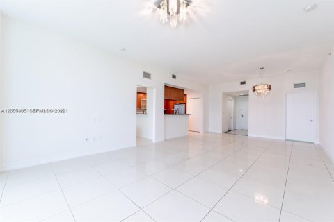 Condominio en alquiler en North Bay Village, Florida, 2 dormitorios, 162.86 m2 № 2248071 - foto 10