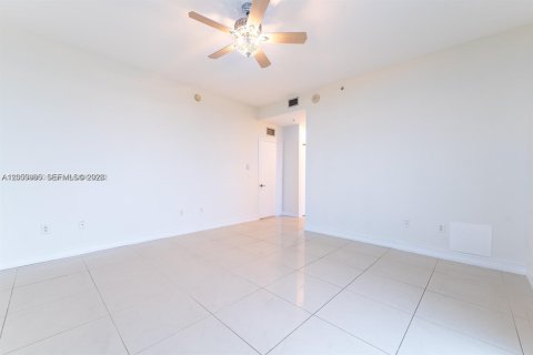 Condominio en alquiler en North Bay Village, Florida, 2 dormitorios, 162.86 m2 № 2248071 - foto 16