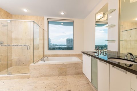 Condominio en alquiler en North Bay Village, Florida, 2 dormitorios, 162.86 m2 № 2248071 - foto 19