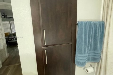 Condo in Miami, Florida, 2 bedrooms  № 1923696 - photo 13