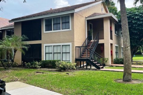 Condo in Miami, Florida, 2 bedrooms  № 1923696 - photo 1