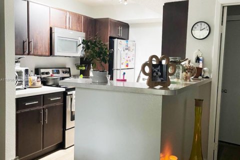 Condo in Miami, Florida, 2 bedrooms  № 1923696 - photo 4