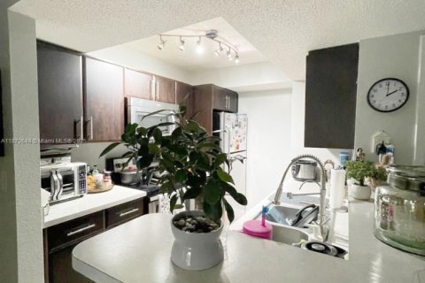 Condo in Miami, Florida, 2 bedrooms  № 1923696 - photo 3