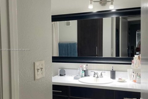 Condo in Miami, Florida, 2 bedrooms  № 1923696 - photo 11
