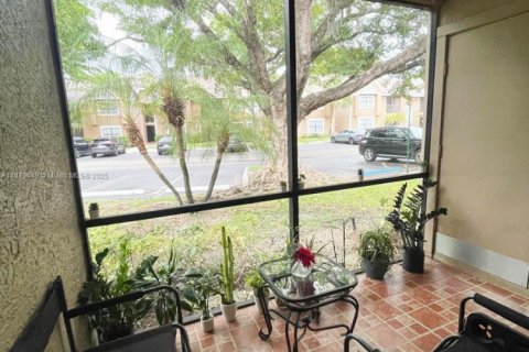Condo in Miami, Florida, 2 bedrooms  № 1923696 - photo 6