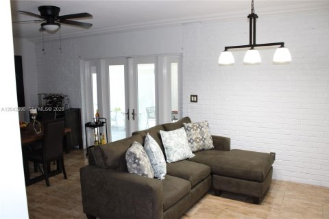 Casa en venta en Hialeah, Florida, 4 dormitorios, 246.19 m2 № 2186355 - foto 16