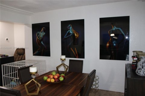 Casa en venta en Hialeah, Florida, 4 dormitorios, 246.19 m2 № 2186355 - foto 15