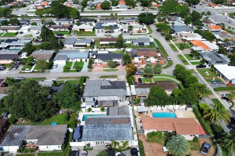 Casa en venta en Hialeah, Florida, 4 dormitorios, 246.19 m2 № 2186355 - foto 8