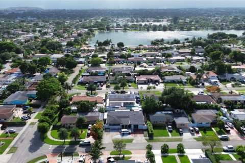 Casa en venta en Hialeah, Florida, 4 dormitorios, 246.19 m2 № 2186355 - foto 4