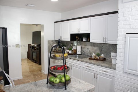 Casa en venta en Hialeah, Florida, 4 dormitorios, 246.19 m2 № 2186355 - foto 23