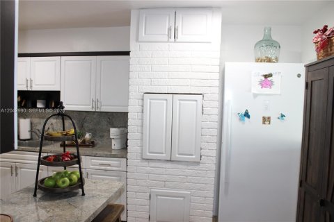 Casa en venta en Hialeah, Florida, 4 dormitorios, 246.19 m2 № 2186355 - foto 22