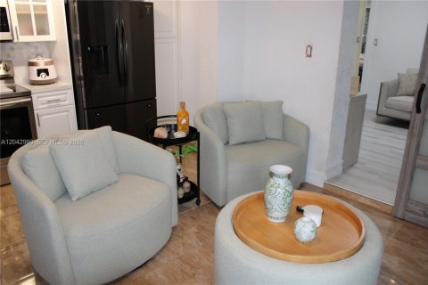 Casa en venta en Hialeah, Florida, 4 dormitorios, 246.19 m2 № 2186355 - foto 27