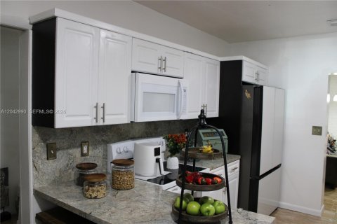 Casa en venta en Hialeah, Florida, 4 dormitorios, 246.19 m2 № 2186355 - foto 24