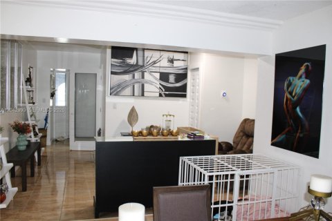 Casa en venta en Hialeah, Florida, 4 dormitorios, 246.19 m2 № 2186355 - foto 19
