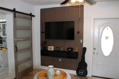 Casa en venta en Hialeah, Florida, 4 dormitorios, 246.19 m2 № 2186355 - foto 30