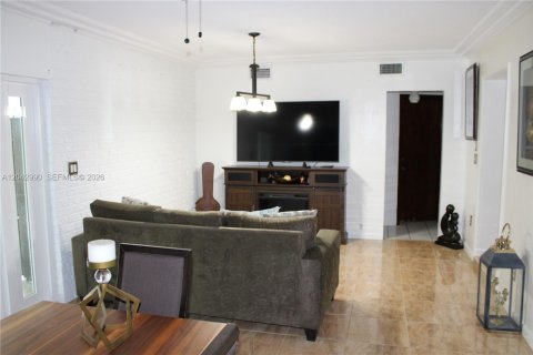 Casa en venta en Hialeah, Florida, 4 dormitorios, 246.19 m2 № 2186355 - foto 18