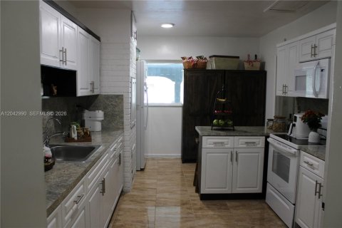 Casa en venta en Hialeah, Florida, 4 dormitorios, 246.19 m2 № 2186355 - foto 20