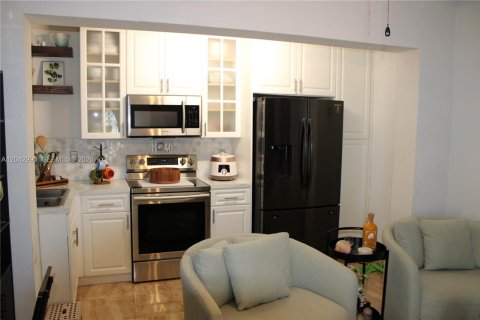 Casa en venta en Hialeah, Florida, 4 dormitorios, 246.19 m2 № 2186355 - foto 28
