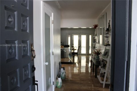 Casa en venta en Hialeah, Florida, 4 dormitorios, 246.19 m2 № 2186355 - foto 13