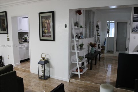 Casa en venta en Hialeah, Florida, 4 dormitorios, 246.19 m2 № 2186355 - foto 12