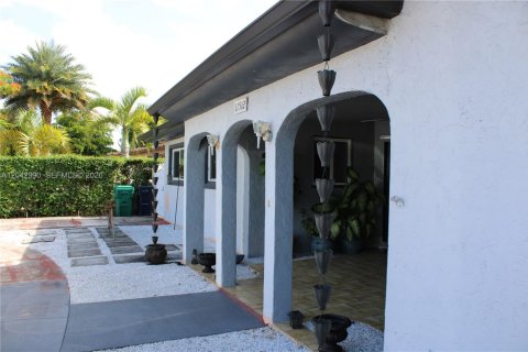 Casa en venta en Hialeah, Florida, 4 dormitorios, 246.19 m2 № 2186355 - foto 9