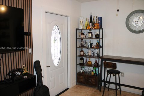 Casa en venta en Hialeah, Florida, 4 dormitorios, 246.19 m2 № 2186355 - foto 29