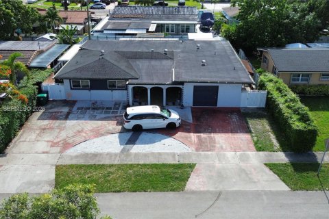 House in Hialeah, Florida 4 bedrooms, 246.19 sq.m. № 2186355