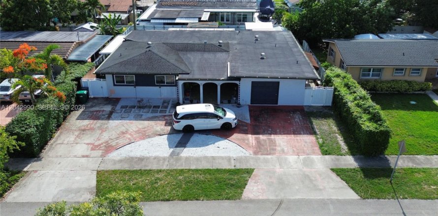 Casa en Hialeah, Florida 4 dormitorios, 246.19 m2 № 2186355