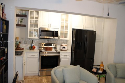 Casa en venta en Hialeah, Florida, 4 dormitorios, 246.19 m2 № 2186355 - foto 25
