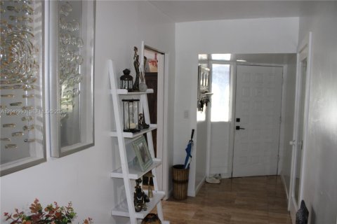 Casa en venta en Hialeah, Florida, 4 dormitorios, 246.19 m2 № 2186355 - foto 11