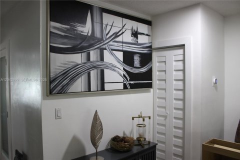 Casa en venta en Hialeah, Florida, 4 dormitorios, 246.19 m2 № 2186355 - foto 14