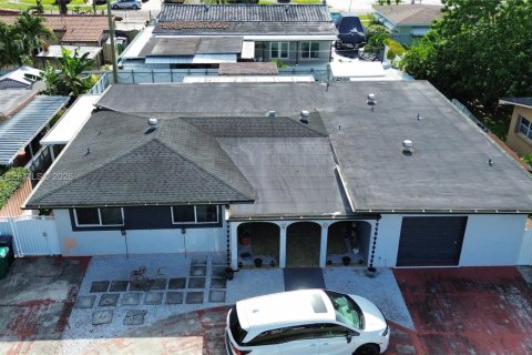 Casa en venta en Hialeah, Florida, 4 dormitorios, 246.19 m2 № 2186355 - foto 2