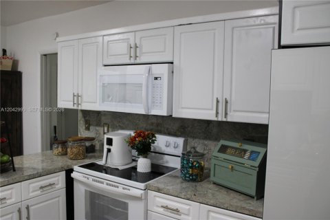 Casa en venta en Hialeah, Florida, 4 dormitorios, 246.19 m2 № 2186355 - foto 21