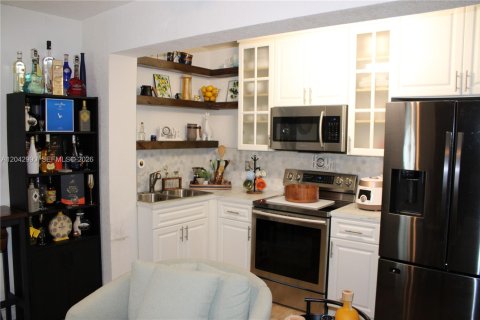 Casa en venta en Hialeah, Florida, 4 dormitorios, 246.19 m2 № 2186355 - foto 26