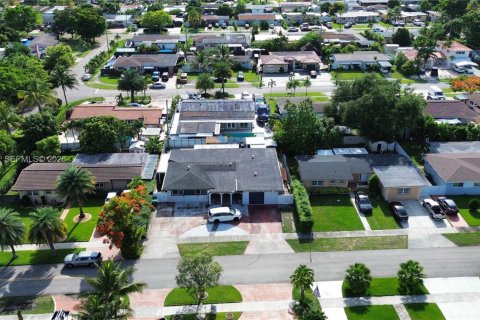Casa en venta en Hialeah, Florida, 4 dormitorios, 246.19 m2 № 2186355 - foto 6