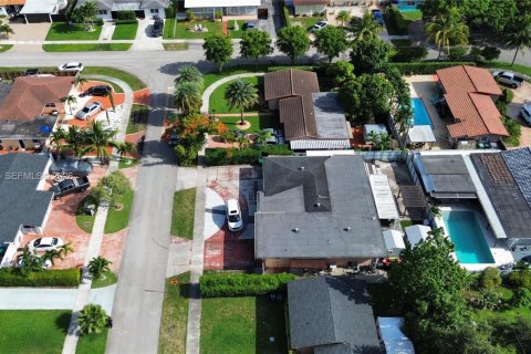 Casa en venta en Hialeah, Florida, 4 dormitorios, 246.19 m2 № 2186355 - foto 5