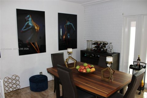 Casa en venta en Hialeah, Florida, 4 dormitorios, 246.19 m2 № 2186355 - foto 17
