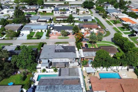 Casa en venta en Hialeah, Florida, 4 dormitorios, 246.19 m2 № 2186355 - foto 7