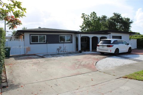 Casa en venta en Hialeah, Florida, 4 dormitorios, 246.19 m2 № 2186355 - foto 3