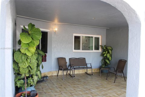 Casa en venta en Hialeah, Florida, 4 dormitorios, 246.19 m2 № 2186355 - foto 10