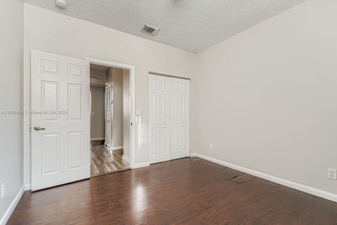 Купить виллу или дом в Пемброк-Пайнс, Флорида 5 комнат, 200.02м2, № 1949771 - фото 11