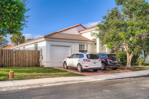 Купить виллу или дом в Пемброк-Пайнс, Флорида 5 комнат, 200.02м2, № 1949771 - фото 2