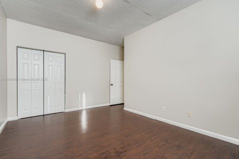 Купить виллу или дом в Пемброк-Пайнс, Флорида 5 комнат, 200.02м2, № 1949771 - фото 12