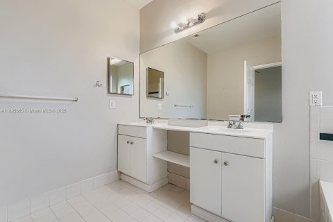 Купить виллу или дом в Пемброк-Пайнс, Флорида 5 комнат, 200.02м2, № 1949771 - фото 23