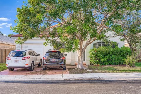 Купить виллу или дом в Пемброк-Пайнс, Флорида 5 комнат, 200.02м2, № 1949771 - фото 1