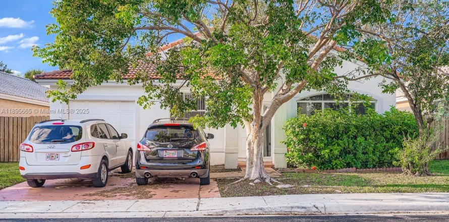 Дом в Пемброк-Пайнс, Флорида 5 комнат, 200.02м2 № 1949771