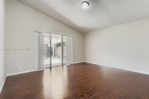 Купить виллу или дом в Пемброк-Пайнс, Флорида 5 комнат, 200.02м2, № 1949771 - фото 17