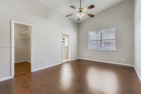 Купить виллу или дом в Пемброк-Пайнс, Флорида 5 комнат, 200.02м2, № 1949771 - фото 10