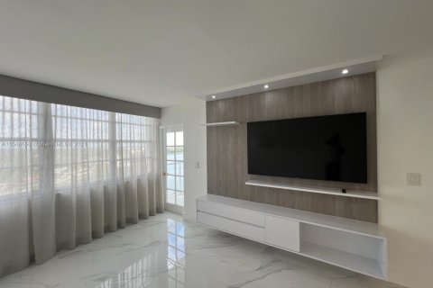 Condo in Miami, Florida, 1 bedroom  № 2180242 - photo 15